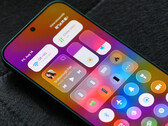 La versione beta di HyperOS 4 è ora disponibile sulla prima serie di dispositivi compatibili. Nella foto: il nuovo design di Xiaomi, simile al Liquid Glass, presentato nel centro di controllo. 