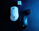 Mouse da gioco Elecom VM800 in bianco e nero con i rispettivi ricevitori. (Fonte: Elecom)