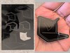 Logo Notebookcheck su acrilico (a sinistra) con laser a diodi e ritaglio (a destra) con laser a fibre.
