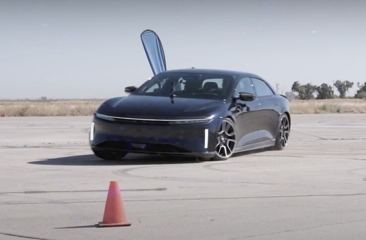 Lucid Air Sapphire sconfigge con facilità la Model S Plaid nell'U-drag. (Fonte: Edmunds Cars via YouTube)