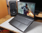 XMG Apex 17 (M25) con il gioco Crysis sul display