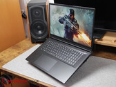 XMG Apex 17 (M25) con il gioco Crysis sul display
