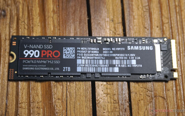 Davanti, il controller, la RAM DDR4 e la V-NAND sono visibili sotto l'adesivo.