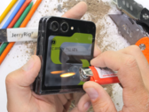 Lo Z Flip5 è in grado di sopportare il calore? (Fonte: JerryRigEverything via YouTube)
