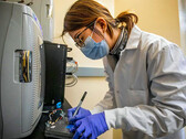 RA Yuxin Chen testa la fattibilità delle batterie allo stato solido (immagine: U-M)