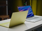 L’Apple MacBook Neo pesa 2,7 libbre (1,23 kg), mentre il Lenovo IdeaPad Slim 5x pesa 3,3 libbre (1,48 kg).