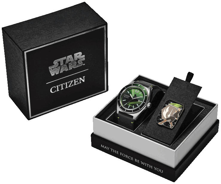 Il cittadino Luke Skywalker, Maestro Jedi AW1910-48W, è presentato nella sua confezione a tema Star Wars insieme a una spilla da collezione di Luke Skywalker.