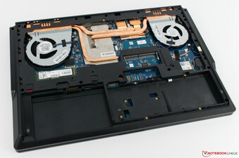 Uno sguardo all'interno del Fujitsu Celsius H980 con la batteria rimossa.