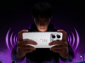 Legion Y70 2026 sarà commercializzato in Cina il 19 maggio. Nella foto: un'immagine promozionale che mostra l'opzione di colore bianco del telefono.