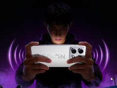 Legion Y70 2026 sarà commercializzato in Cina il 19 maggio. Nella foto: un'immagine promozionale che mostra l'opzione di colore bianco del telefono.