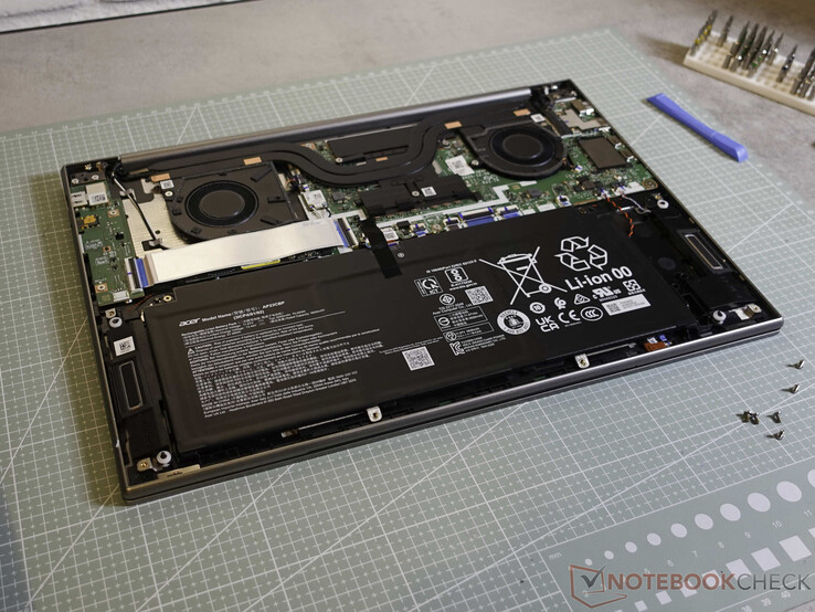 Due ventole e heatpipes all'interno di Acer Swift 16
