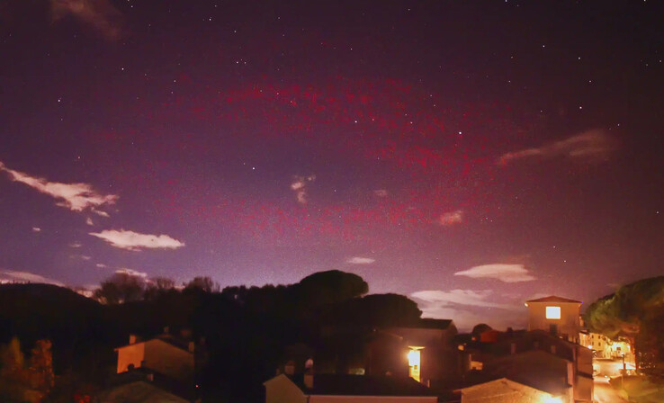 Immagine che mostra l'alone rosso catturato da Valter Binotto il 17 novembre. (Fonte immagine: Valter Binotto)