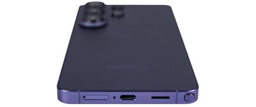 In basso: SIM, microfono, USB, altoparlante