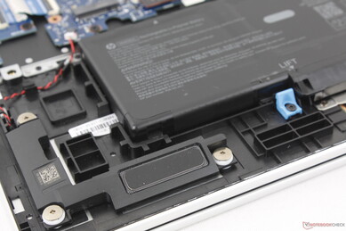 Altoparlanti stereo con apertura verso il basso, vicino agli angoli anteriori dello chassis