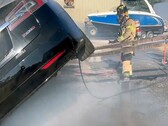 Vigile del fuoco di Sacramento spegne una Tesla (immagine: SFD)