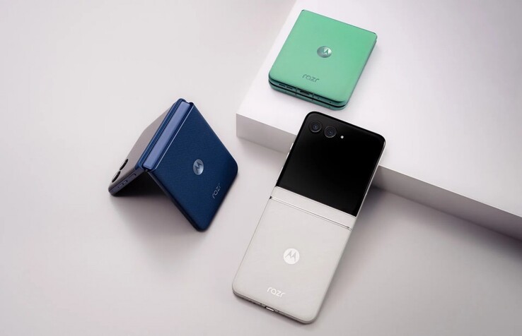 Il Motorola Razr 60 è disponibile nei colori Pantone Gibraltar Sea, Pantone Spring Bud e Pantone Lightest Sky (fonte: Motorola)