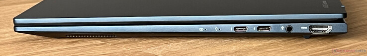 A destra: 2x USB-C 4.0 con Thunderbolt 4 (40 GBit/s, DisplayPort, Power Delivery), audio 3,5-mm, HDMI 2.1