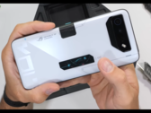 Il ROG Phone 2023. (Fonte: JerryRigEverything via YouTube)