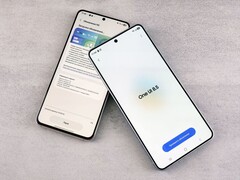 Due smartphone Samsung Galaxy che mostrano una schermata di aggiornamento software
