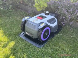 L’Anthbot M9 Pro nella sua stazione di ricarica.