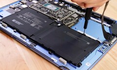 Il Surface Pro 9 è molto più facile da riparare rispetto ai suoi predecessori. (Fonte: iFixit)