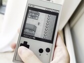 La terza stagione di “The Paper Boy” emula i giochi per Game Boy su un touchscreen E Ink.