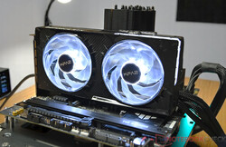 KFA2 GeForce RTX 5070 1-Click OC durante le misurazioni delle emissioni acustiche