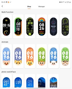 Xiaomi Smart Band 7 con molte interfacce di orologio