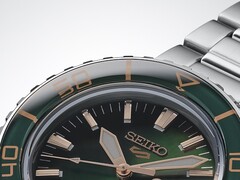 Primo piano del Seiko 5 Sports SKX HDB005, che mette in risalto il suo quadrante verde scuro
