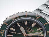 Primo piano del Seiko 5 Sports SKX HDB005, che mette in risalto il suo quadrante verde scuro
