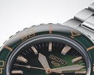Primo piano del Seiko 5 Sports SKX HDB005, che mette in risalto il suo quadrante verde scuro