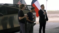 Elon Musk ha guidato un Cybertruck per l'annuncio della raffineria di litio di Tesla (immagine: Tesla)