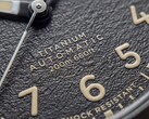 Primo piano del quadrante nero testurizzato del Timex Expedition Field Post Titanium con numeri arabi, lancette e indici luminescenti e datario.