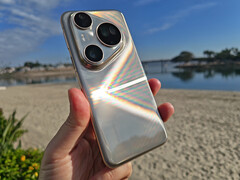 Con la sua finitura lucida, il Pura 80 Ultra è molto suscettibile alle impronte digitali. Meno male che Huawei include una custodia protettiva. (Fonte: Notebookcheck)