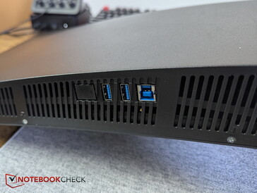 Ingressi: 2 porte USB-A, 1 porta USB-B upstream per la funzionalità KVM