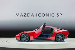 Il passeggero e il guidatore entrano nella Mazda Iconic SP attraverso le porte a sporgenza (fonte: Mazda)