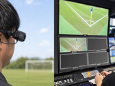 Telecamera indossabile Xacti CX-WL100 mentre viene posizionata per essere utilizzata come telecamera dell'arbitro durante la trasmissione di una partita di calcio.