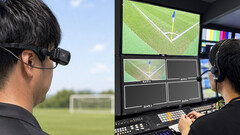 Telecamera indossabile Xacti CX-WL100 mentre viene posizionata per essere utilizzata come telecamera dell'arbitro durante la trasmissione di una partita di calcio.
