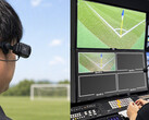 Telecamera indossabile Xacti CX-WL100 mentre viene posizionata per essere utilizzata come telecamera dell'arbitro durante la trasmissione di una partita di calcio.