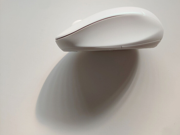 Lato sinistro scolpito per il pollice. (Fonte: Notebookcheck)