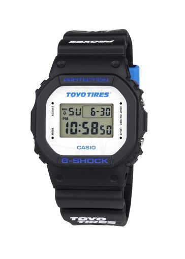 Il quadrante bianco è caratterizzato dal marchio Toyo Tires, mentre le scritte blu aggiungono un contrasto al classico design quadrato di G-Shock.