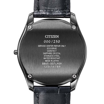 Vista posteriore del Citizen Eco-Drive One AQ5025-04N, con fondello nero spazzolato, numerazione dell’edizione limitata e specifiche incise.