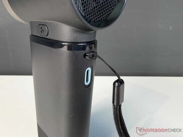 Porta USB-C e cinturino da polso sul retro