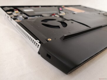 Il grande lato posteriore consente al sistema di ospitare sia le GPU Core i9 che le RTX 2080 Max-Q