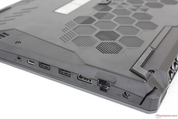 Design a griglia a nido d'ape sul pannello inferiore, molto simile a quello dei portatili Alienware e MSI GS