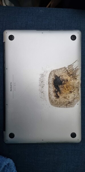 MacBook Pro da 15 pollici danneggiato dal fuoco. (Fonte: U/Squeezieful)