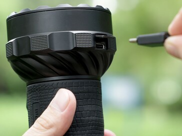 L’Olight Marauder 3 con USB-C bidirezionale può essere utilizzato per ricaricare telefoni e dispositivi elettronici in modalità inversa.