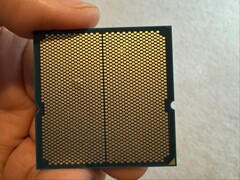 Un utente ha condiviso le immagini di un rigonfiamento nella sua CPU Ryzen 9 9950X3D, abbinata ad una scheda madre ASRock. (Fonte immagine: I_fliu su Reddit)