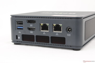 Posteriore: USB-A 2.0, USB-A 3.2 Gen. 1, DisplayPort (4K60), HDMI 2.0 (4K60), 2x RJ-45 (2,5 Gbps), adattatore Ac, blocco Kensington
