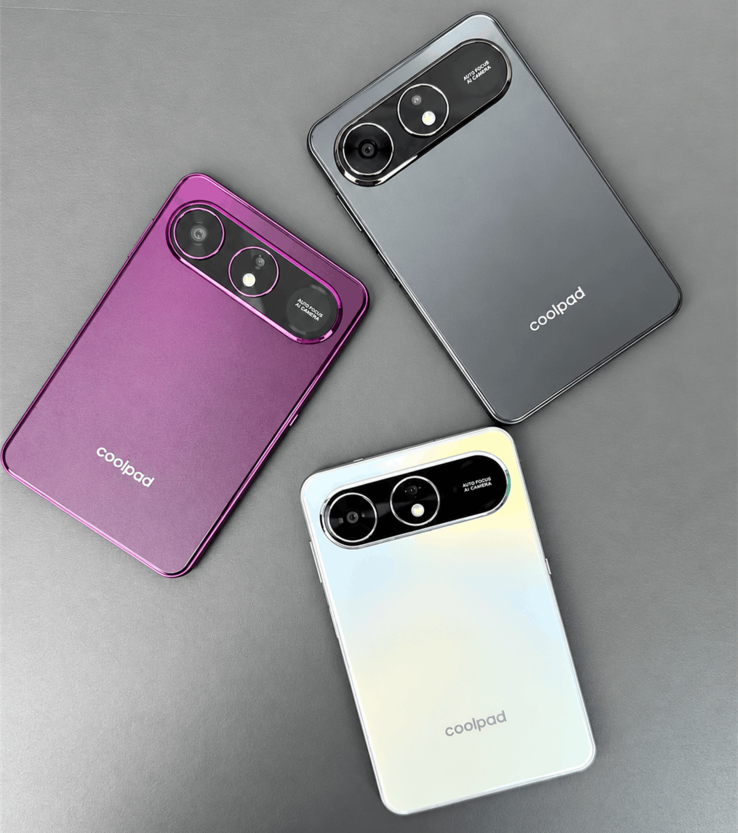Tre telefoni Coolpad Cool X Wide mostrati dal retro nelle finiture viola, grigia e bianca